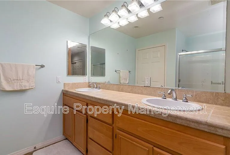 243 Riverdale Ct #404 — Photo 9