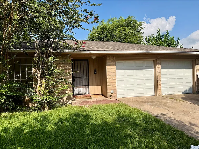 12818 Segrest Dr — Photo 1