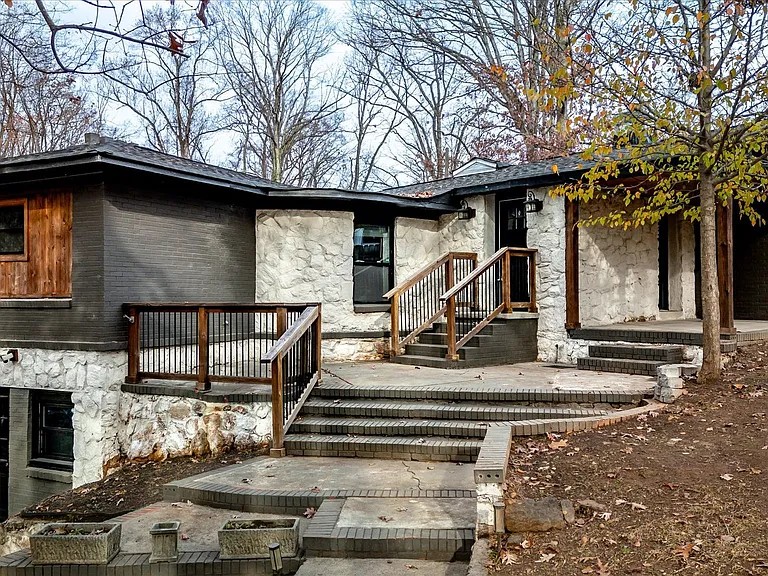 19 Granada Dr — Photo 1