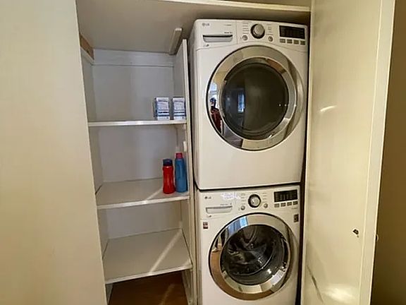 5th image of 209 Avenue F #B4