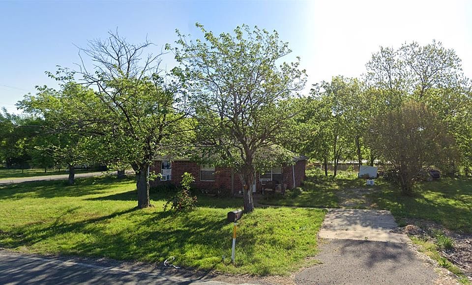 1st image of 220 Main St