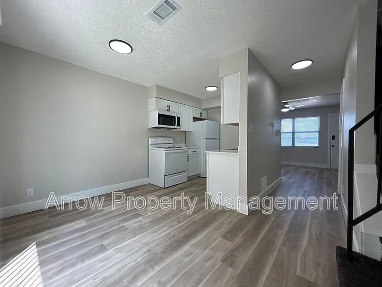 1216 S Jackson St — Photo 4