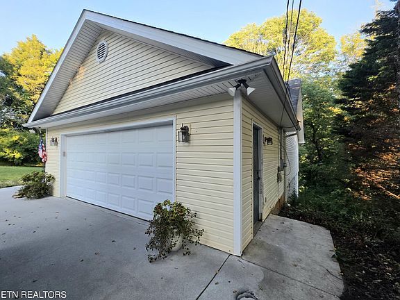 5th image of 3210 Topside Rd