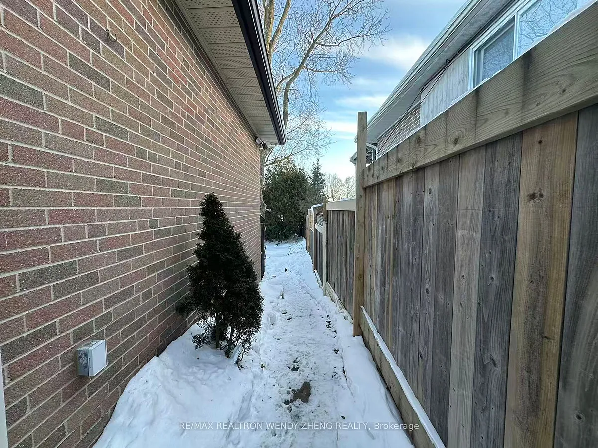Building Photo - 6 Lincoln Green Dr #BASEMENT