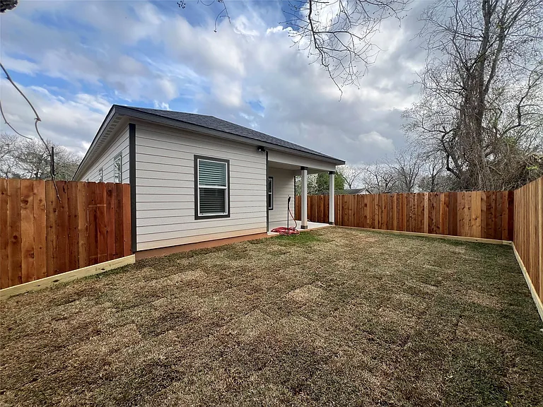 817 Center St — Photo 33
