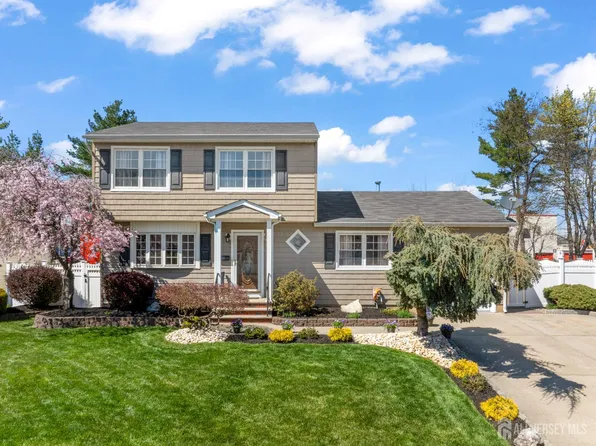 6 Marie Ln, Edison, NJ 08817