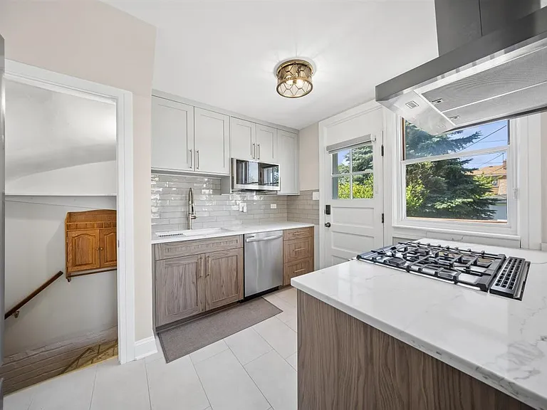 1798 Howard Ave — Photo 8