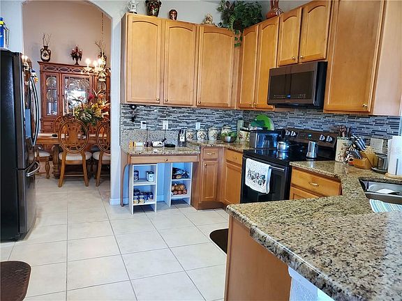5th image of 329 Lake Amberleigh Dr