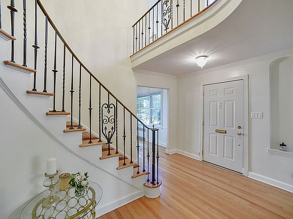 4th image of 370 Elmwood Ave