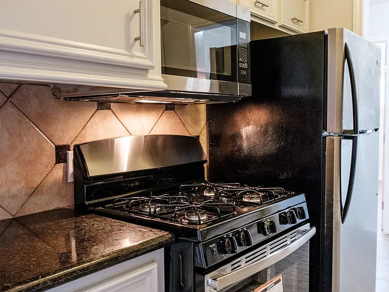 Carrolton Apartments — Photo 28