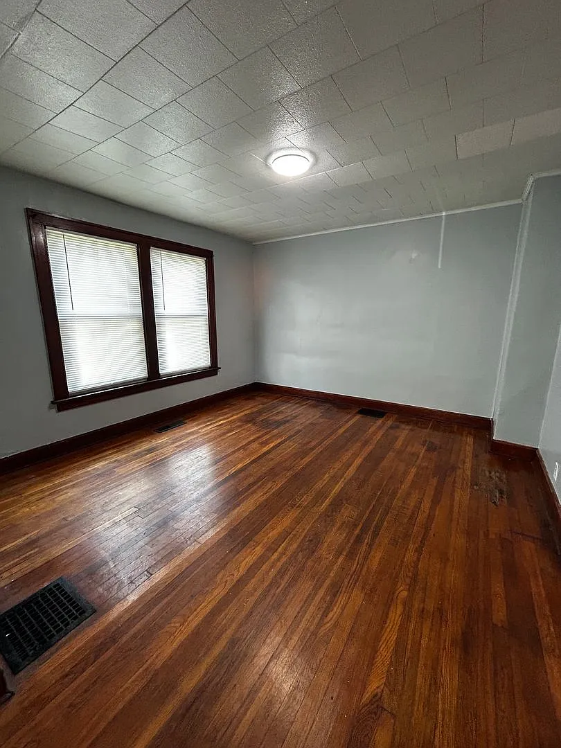 Spacious Three Bedroom 2-Story Single House with Basement — Photo 4