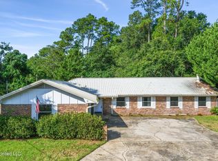 100 Nottingham Ct, Ocean Springs, MS 39564