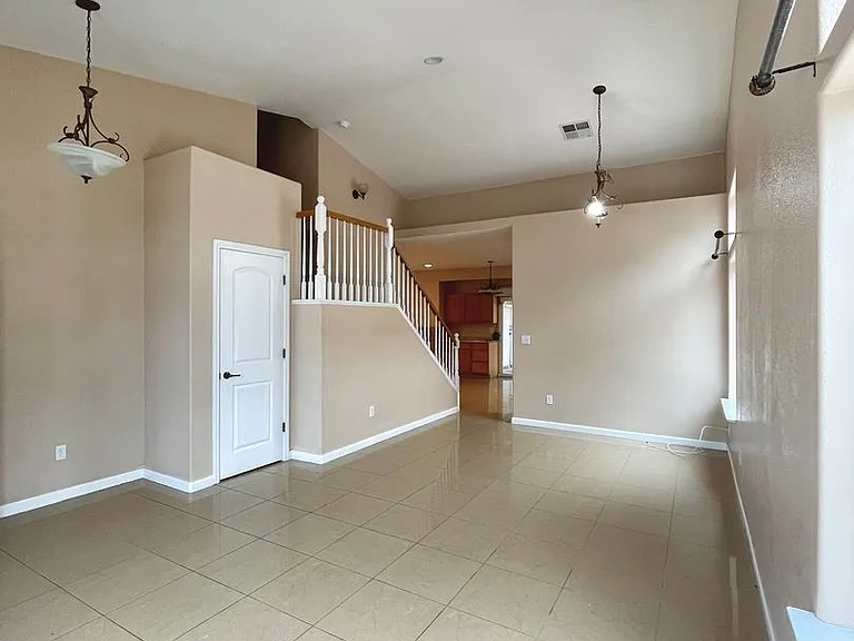 425 San Fernando St — Photo 2