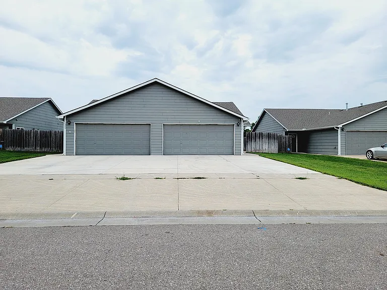 1318 N Curtis Ct — Photo 1