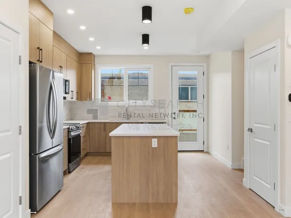 4736 79th St NW #1, Calgary, AB T3B 2P1