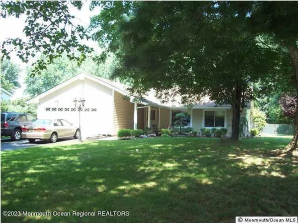 16 Hillside Road, Manalapan, NJ 07726