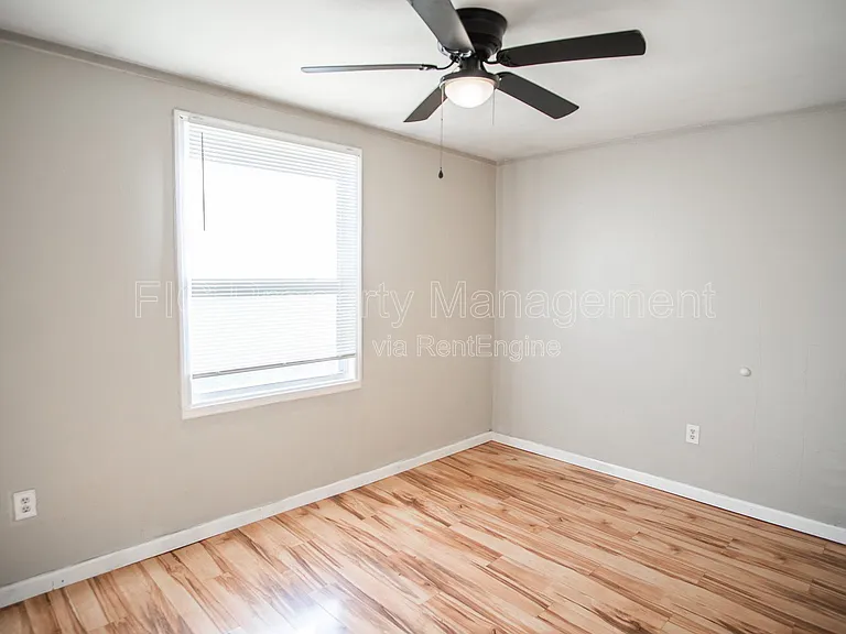 1416 Chicago Ave NE — Photo 6