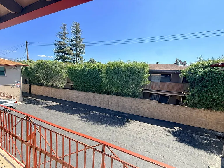 331 E Live Oak St — Photo 3