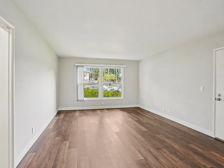 Hollypark Knolls Apartments — Photo 22