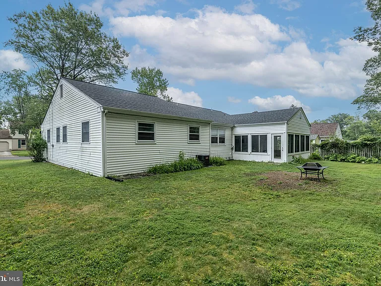 1744 Lark Ln — Photo 38