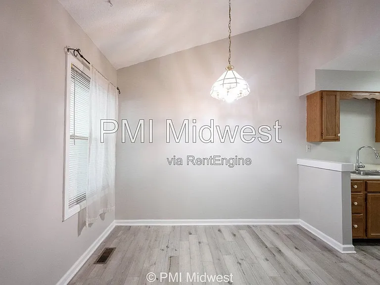 120 E King St — Photo 7