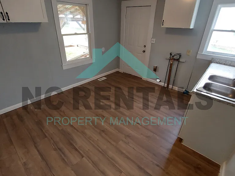 1410 Maple St — Photo 3