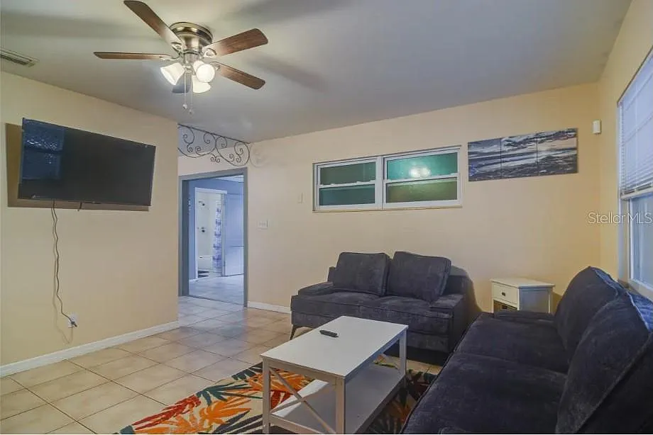 3 bed, 2.0 bath, 1181 sqft, $1,900 — Photo 2