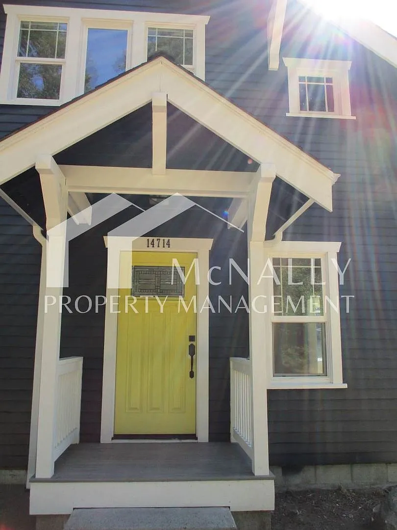 Charming Updated Craftsman Home in Gig Harbor 3 Bedrooms, 2 Bathrooms — Photo 2