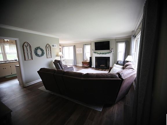 2nd image of 3518 Douglas St