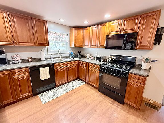 3rd image of 871 Durand Rd