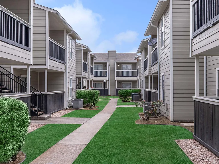 Royal Wildewood Manor Apartments — Photo 6