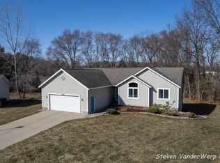 3686 Willow Creek Dr, Fruitport, MI 49415