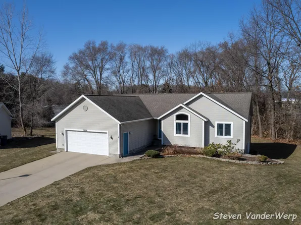 3686 Willow Creek Dr, Fruitport, MI 49415