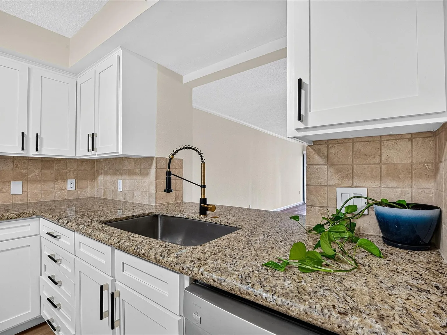 2 bed, 1.5 bath, 1116 sqft, $1,850 — Photo 4