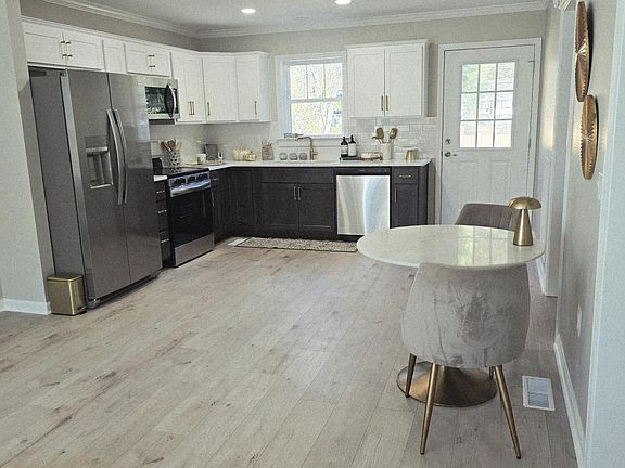 3rd image of 611 Arlington Street