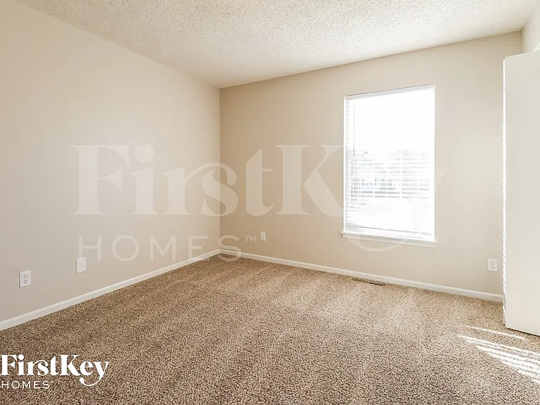 1601 NE Auburn Dr — Photo 11
