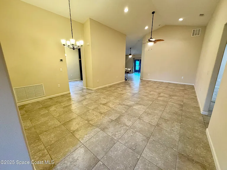590 Trymore Dr SE — Photo 3