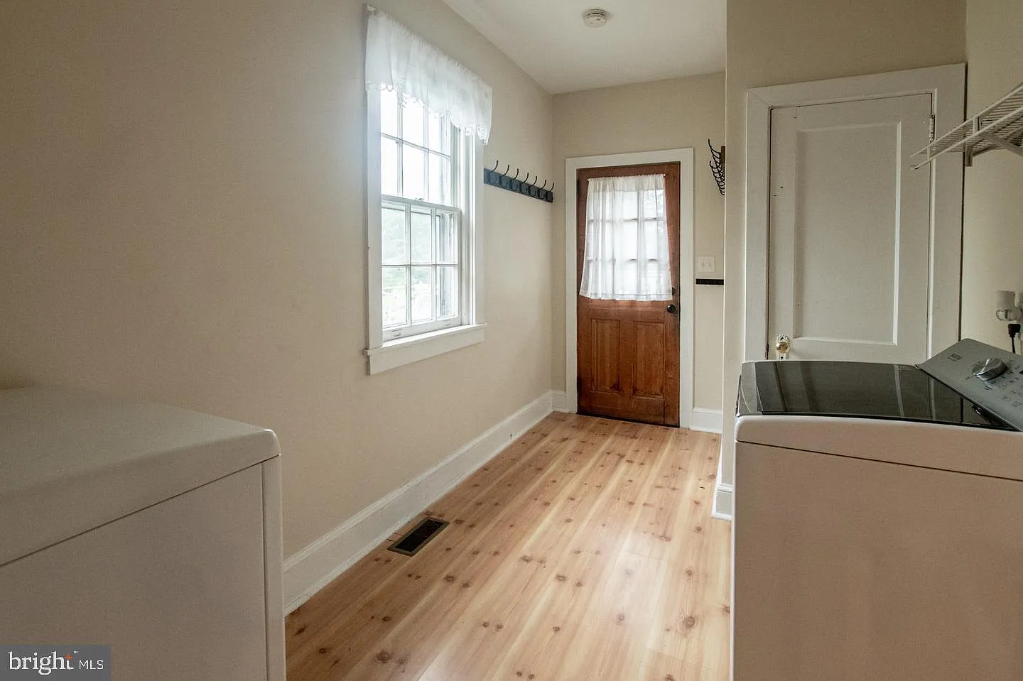 3 bed, 1.5 bath, 1700 sqft, $2,500 — Photo 2