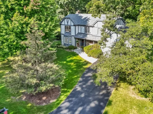 5N490 Hidden Springs Dr, Saint Charles, IL 60175