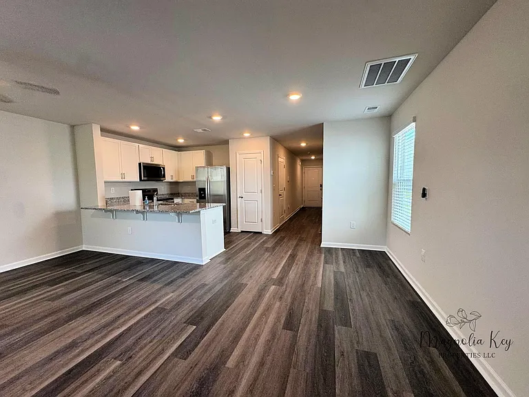 555 Gemstone Blvd — Photo 9