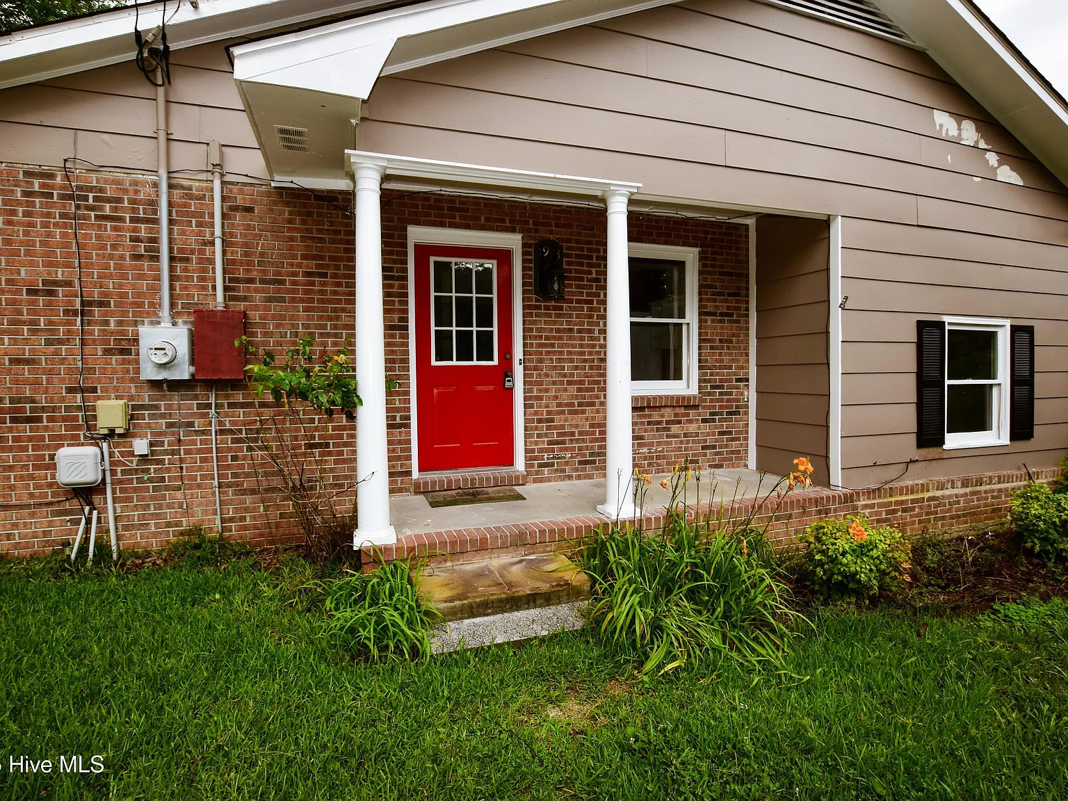 3 bed, 1.0 bath, $1,550 — Photo 2
