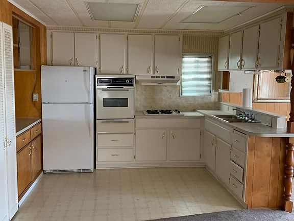 Senior 55+ Community: Kitchen