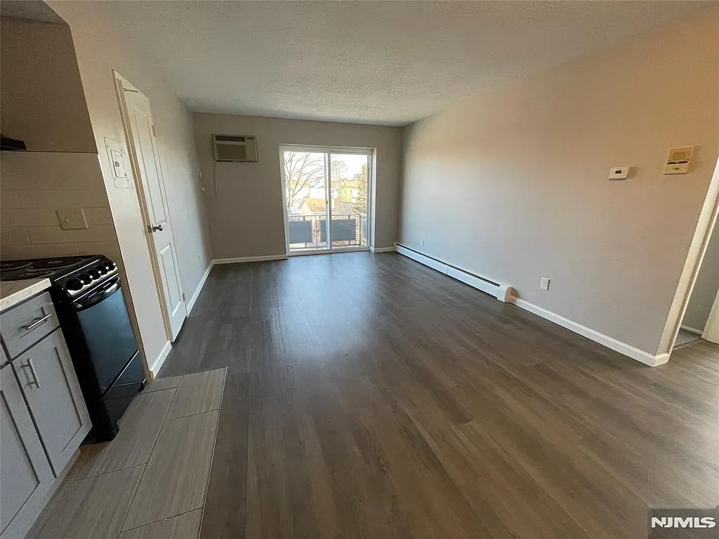 1 bed, 690 sqft, $1,975 — Photo 4