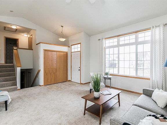 3rd image of 889 Augusta Cir