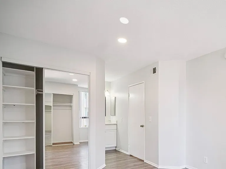 6310 Sylmar Ave — Photo 56