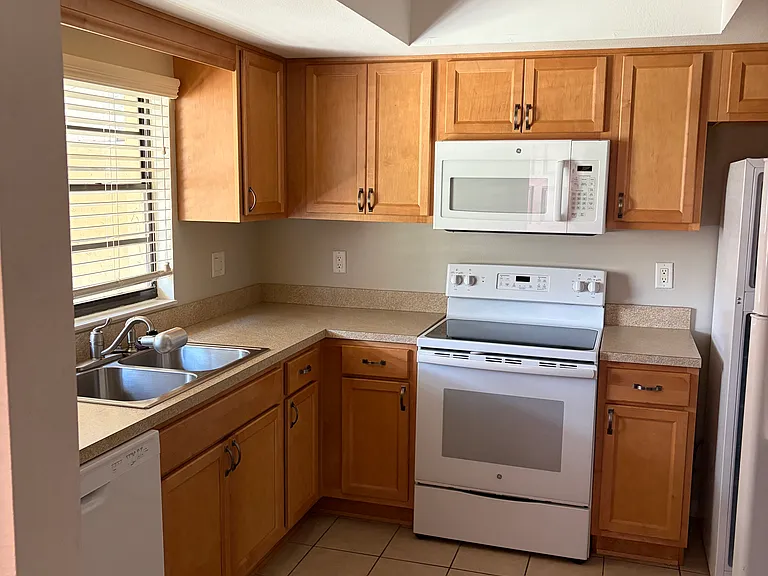 1084 Pelham Ct — Photo 3