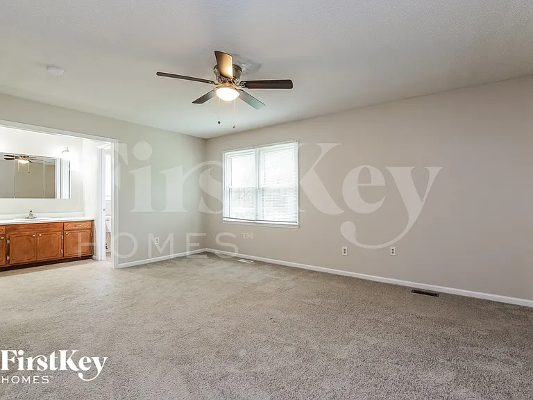 1909 Red Oak Ln — Photo 11