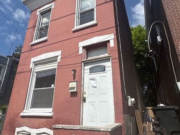 4th image of 209 E Bringhurst St