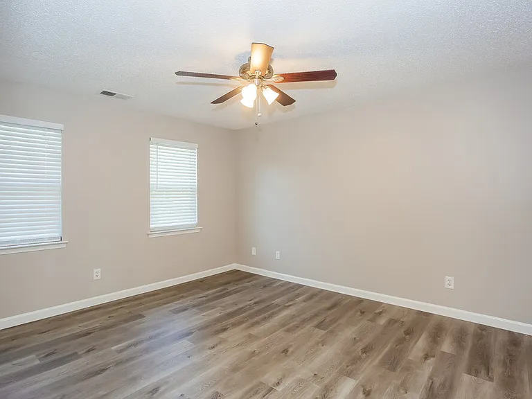 7425 Saddle Trail Ln — Photo 9