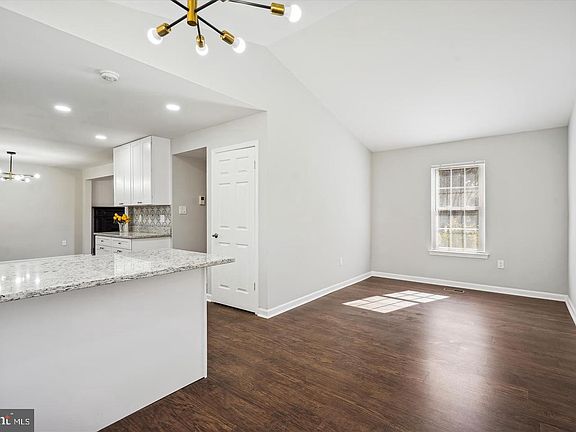 5th image of 10 Red Wing Ct